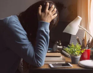 pessoa irritada no home office