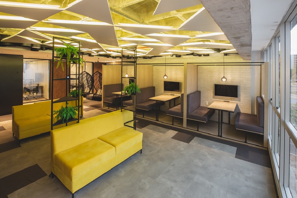lounge do coworking br.offices com sofas amarelos e mesas para atendimentos