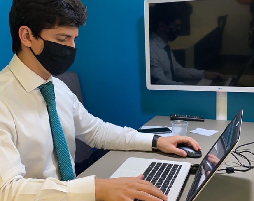 Trabalhando na mesa do coworking br.offices