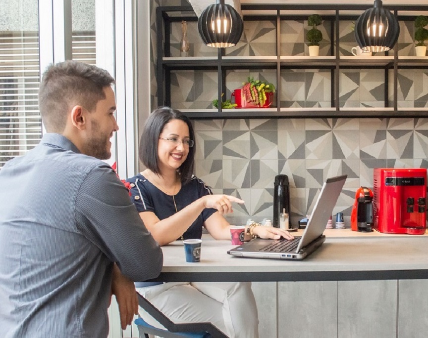 ambiente com duas pessoas conversando no espaço do br.offices coworking