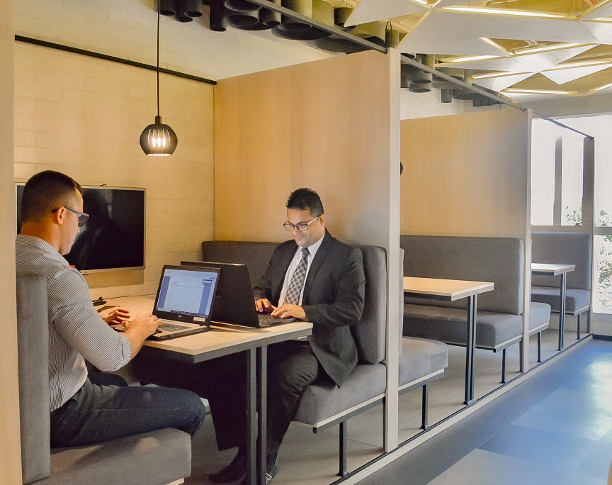 estações de trabalho no espaço de coworking