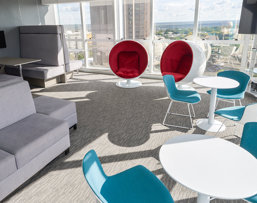 espaço com mesas e cadeiras modernas no coworking br.offices