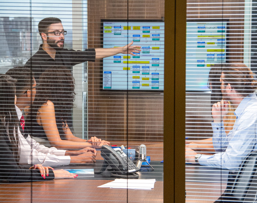 pessoas em uma sala de reunião do espaço br.offices coworking