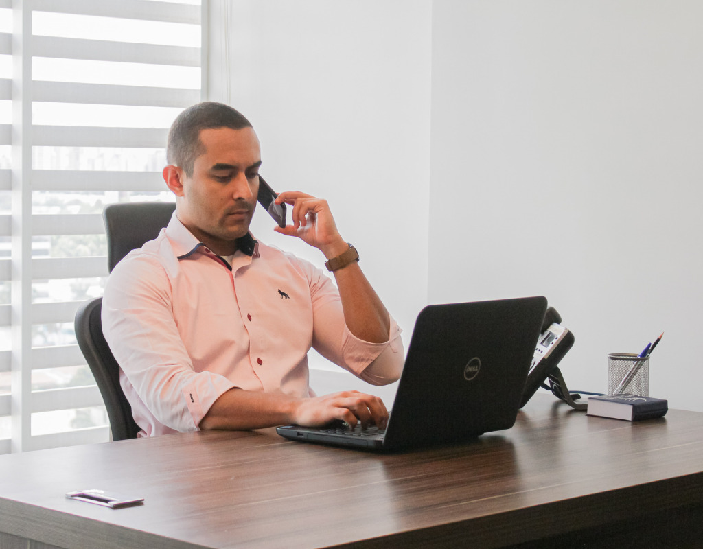 pessoa trabalhando na sala execuytiva do coworking broffices