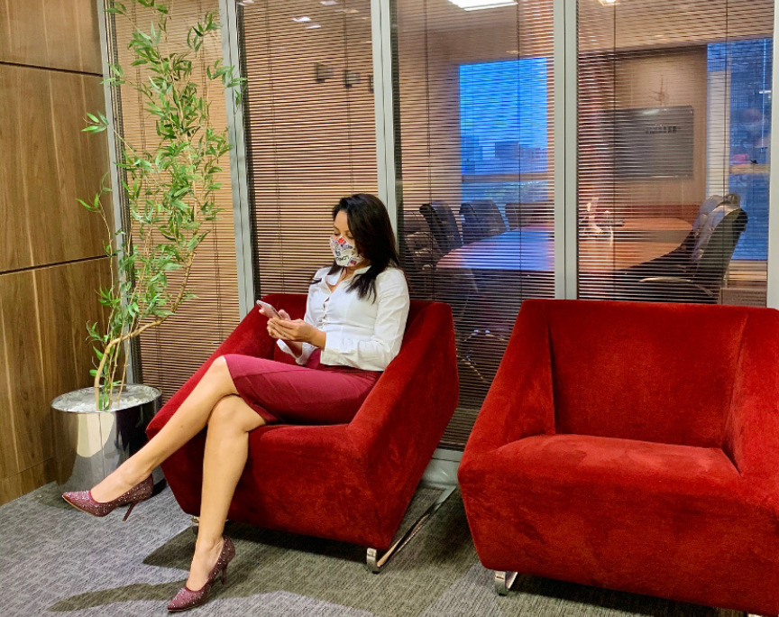 pessoa sentada no ambiente de escritório do br.offices coworking