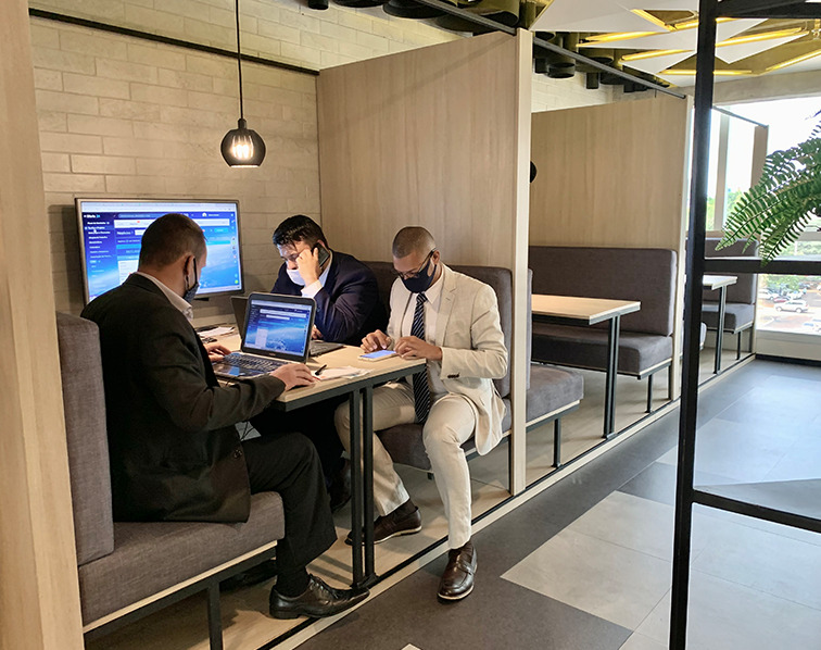 pessoas trabalhando em estações de trabalho do coworking br.offices