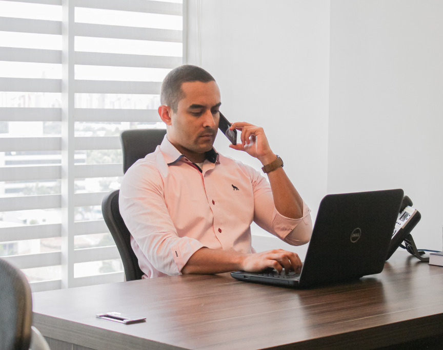 Homem trabalhando o escritorio br.offices coworking