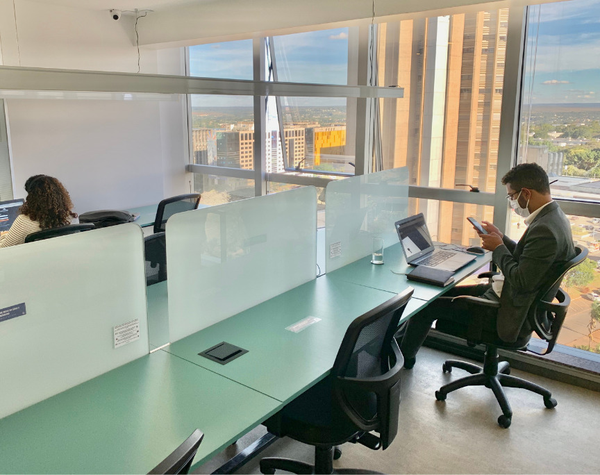 pessoas trabalhando em estações de trabalho no coworking br.offices