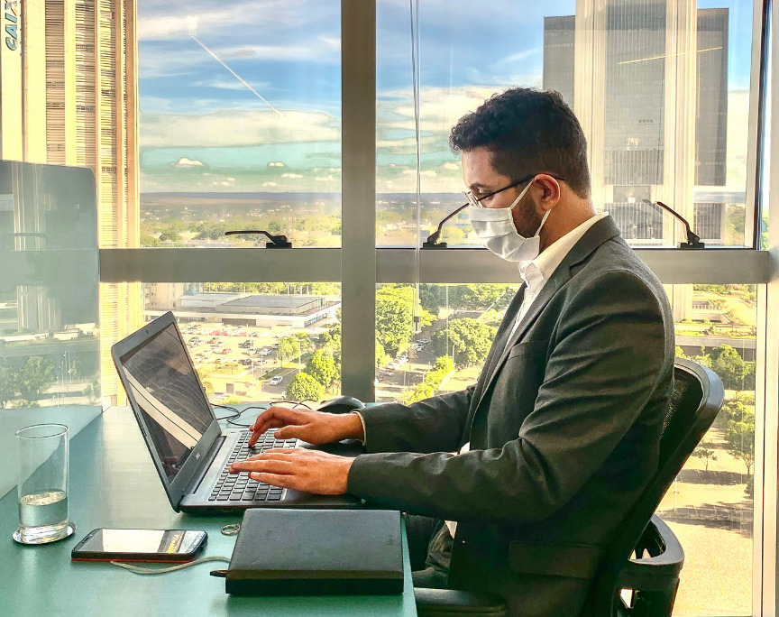 pessoa com computador no coworking br.offices