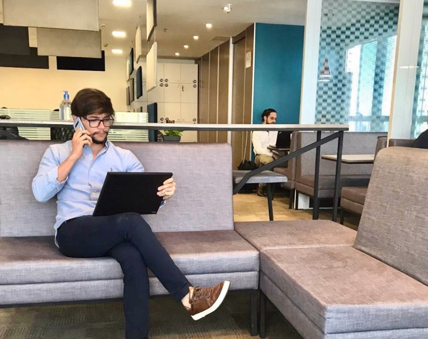 pessoa mexendo em dipositivos moveis no br.offices coworking