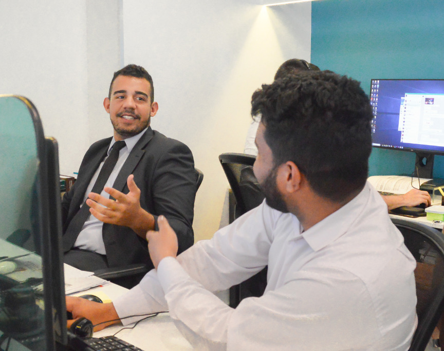 duas pessoas conversando no espaço de trabalho br.offices coworking