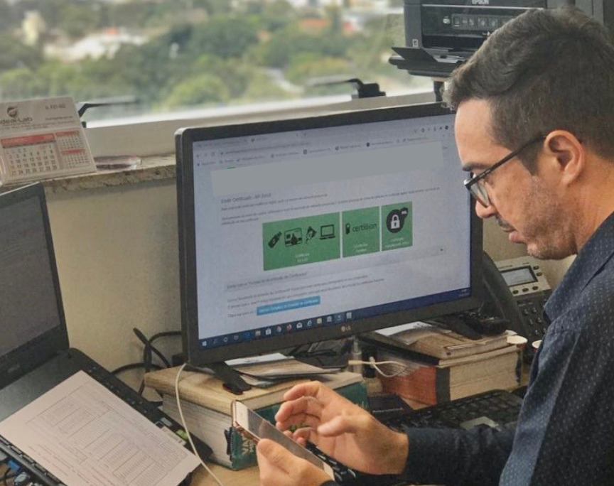 pessoa trabalhando com tecnologia no espaço de coworking br.offices