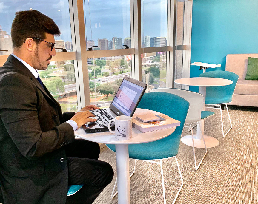 Empresario trabaçhando no coworking br.offices
