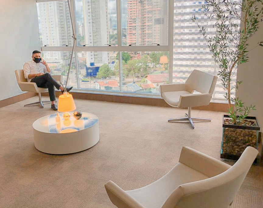 espaço de recepção e lounge do coworking br.offices em goiania