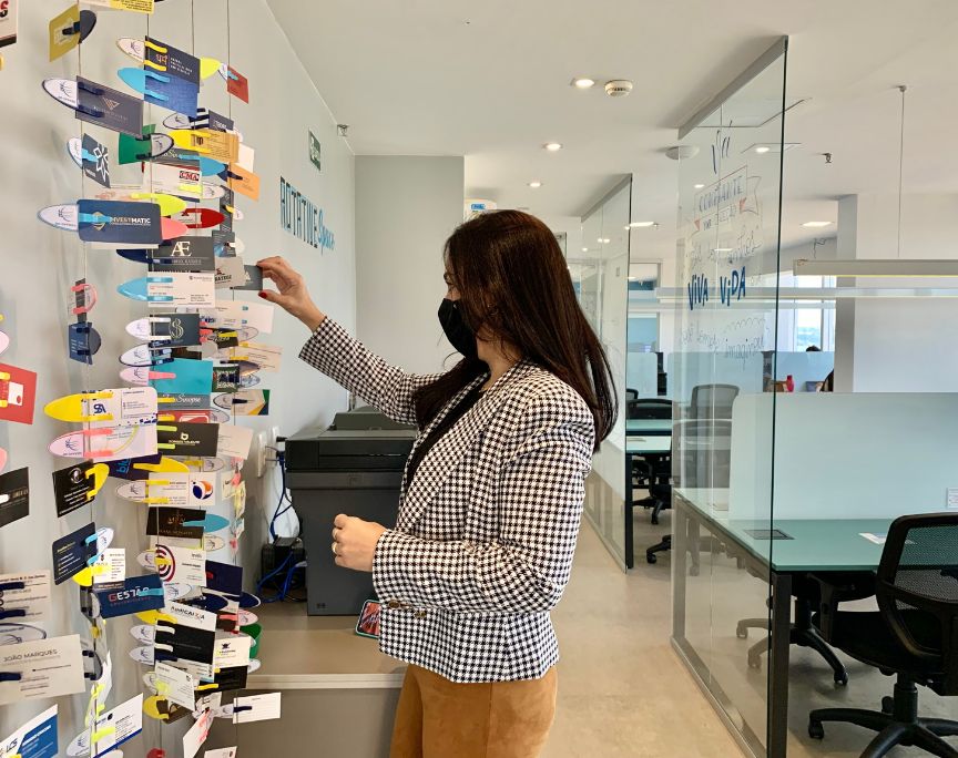 pessoa colocando cartão de visita no espaço de coworking br.offices