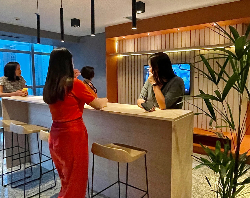 spaço com pessoas no coworking br.offices