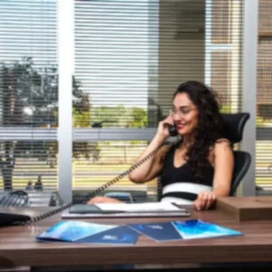 empresaria trabalhando no telefone do coworking br.offices