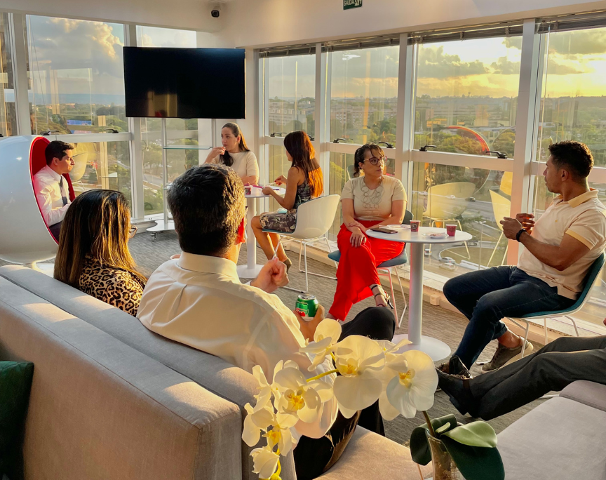 espaço de coworking com pessoas conversando em networking
