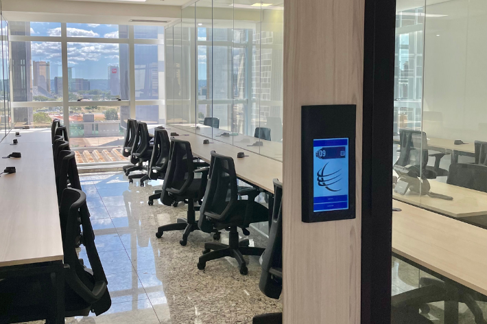 salas do coworking com tablet de automação de ambientes