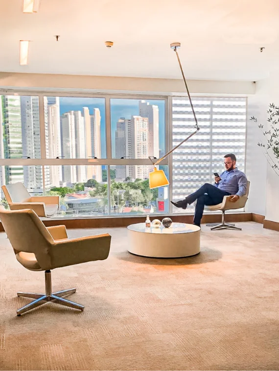 Lounge com pessoa na poltrona