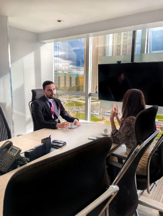 Sala de reunião com pessoas