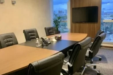 Sala de reunião no espaço de coworking