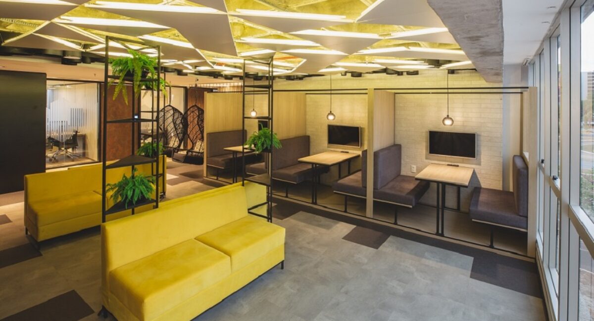 lounge do coworking br.offices com sofas amarelos e mesas para atendimentos