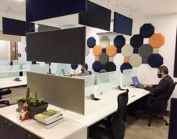 estações de trabalho com pessoas no coworking br.offices